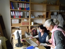 Annett Jordan und Almut Geiler am Computer